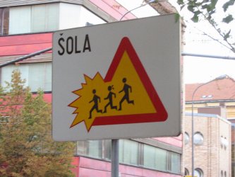 Eivät meinaa lapset pysyä liikennemerkissäkään kurissa
