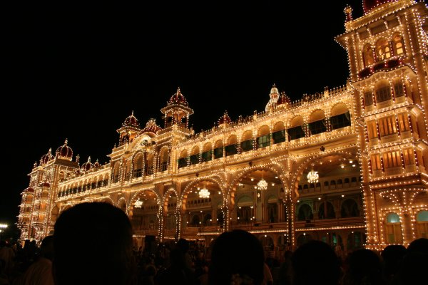 Mysoren palatsi, joka on valojen myt menettnyt keskeisen osan kauneudestaan.