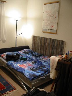 Alexin huone, jossa yvyimme. Seinll Alexin muistoja viime keslt Suomesta...