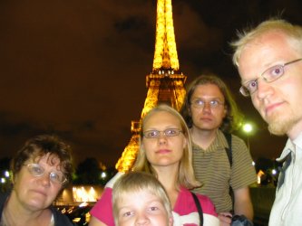 Lysimme Pariisista hassun tornin, jonka edess ptimme poseerata