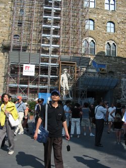 Rakennustelineiden ja turistien ymprim David-patsaan kopio.